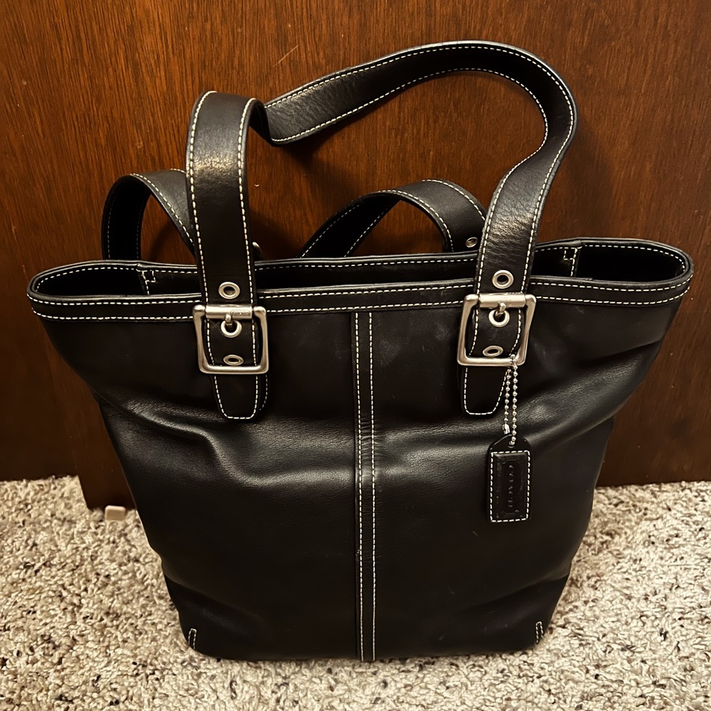 Vintage Coach Purse. Black. Zip closer. Zip pocket inside.